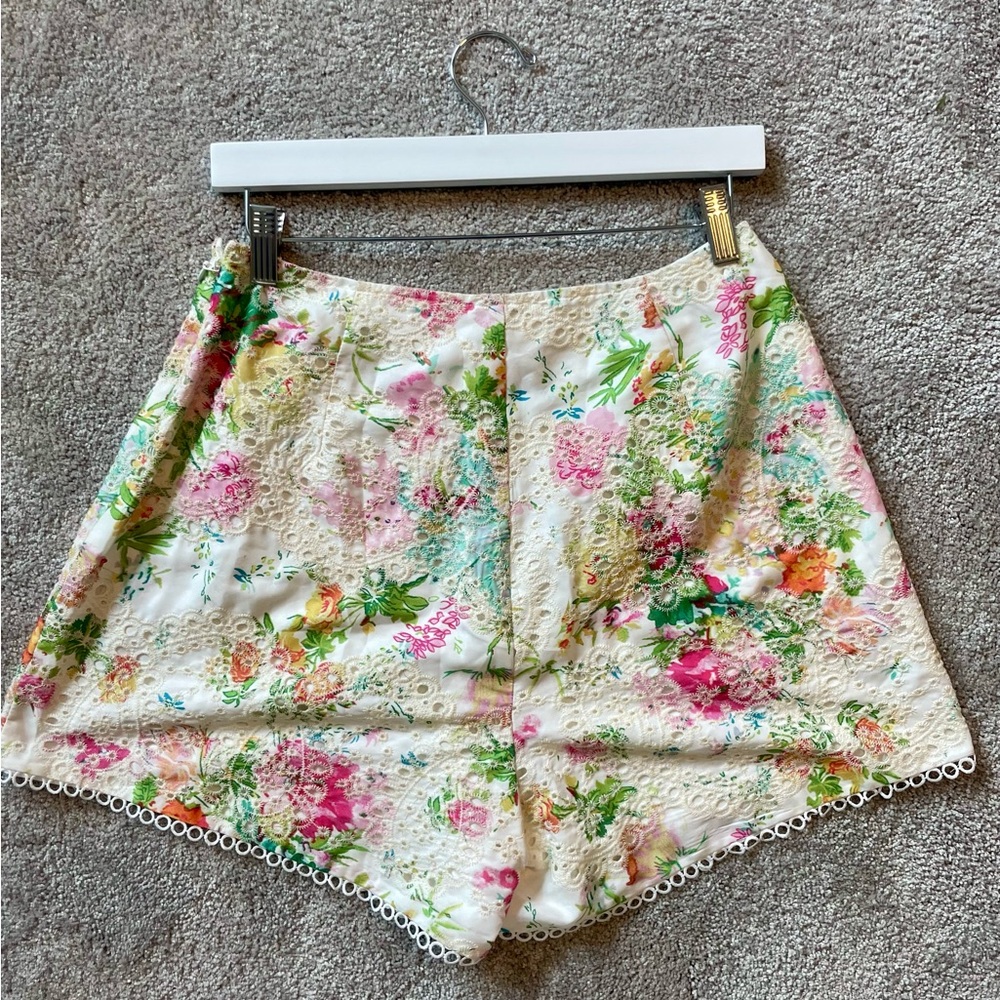 Sommerset Eyelet Circle Trim Shorts - Picture 2 of 8